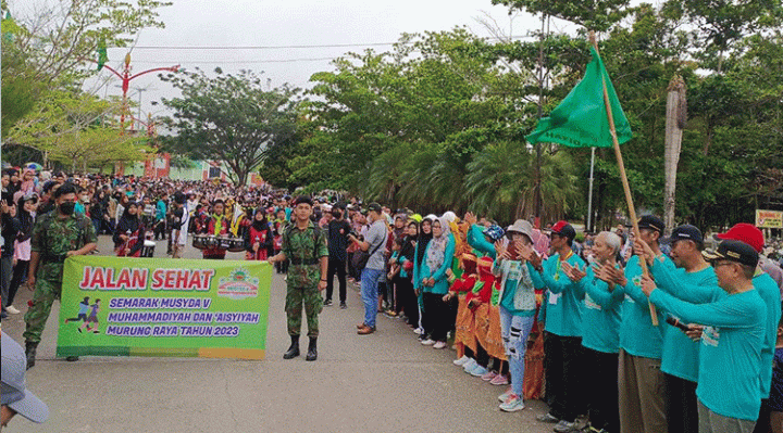 Wakil Bupati Murung Raya Rejikinoor mengibarkan bendera start menandakan jalan sehat dimulai, berlangsung di depan stadion sepak bola Willy M. Yoseph, Minggu, 21 Mei 2023.