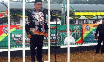 Wakil Bupati Murung RayaRejikinoor menyampaikan sambutan sebelum secara resmi melepas peserta pawai Ta’aruf di Desa Dirung Lingkin, Kecamatan Tanah Siang Selatan, Selasa, 20 Juni 2023.