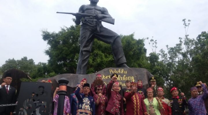 Wakil Gubernur Kalteng, Edy Pratowo bersama Bupati Katingan Sakariyas dan sejumlah pejabat usai meresmikan patung Tjilik Riwut, Kamis, 20 Juli 2023