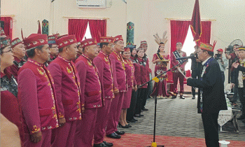Wakil Ketua II DAD Kalteng Walter S. Penyang mengambil sumpah janji jabatan perungus DAD Murung Raya periode 2022 2027 di aula DAD Murung Raya di Puruk Cahu, Kamis, 22 Juni 2023.