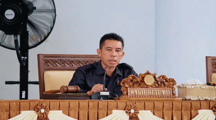 Wakil Ketua II DPRD Kabupaten Seruyan, Muhamad Aswin saat memimpin rapat paripurna DPRD Seruyan.