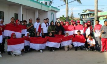 foto bersama para peserta kegiatan pembagian bendera merah putih di Masjid At Taqwa Pasar Sejumput, Minggu, 30 Juli 2023.