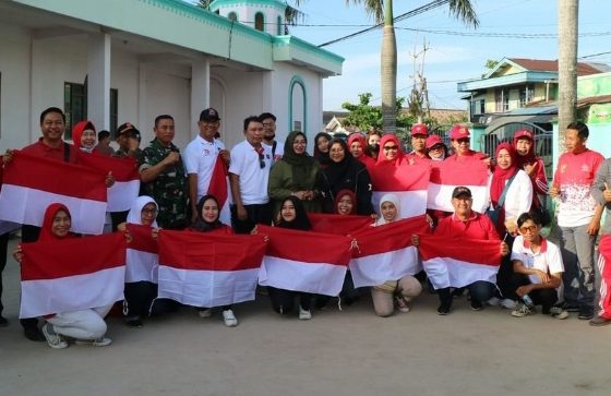 foto bersama para peserta kegiatan pembagian bendera merah putih di Masjid At Taqwa Pasar Sejumput, Minggu, 30 Juli 2023.