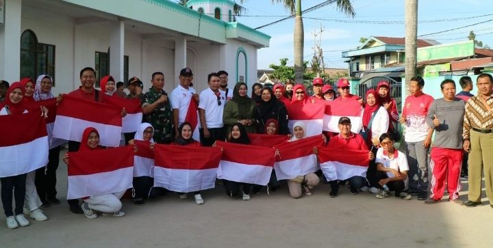 foto bersama para peserta kegiatan pembagian bendera merah putih di Masjid At Taqwa Pasar Sejumput, Minggu, 30 Juli 2023.