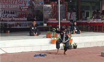 Aksi bela diri pencak silat siswa SMPN 2 Sampit setelah memecahkan genting, Selasa, 22 Agustus 2023.