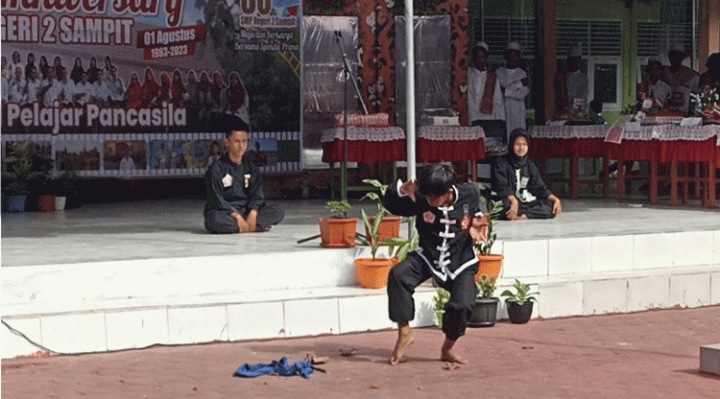 Aksi bela diri pencak silat siswa SMPN 2 Sampit setelah memecahkan genting, Selasa, 22 Agustus 2023.