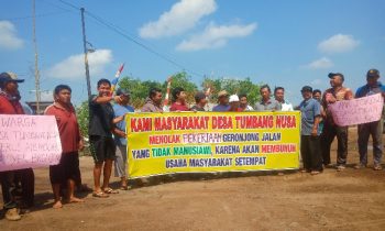 Aksi sejumlah masyarakat Desa Tumbang Nusa Kecamatan Jabiren Raya Kabupaten Pulang Pisau menolak adanya proyek pekerjaan bronjong di wilayah mereka. 1