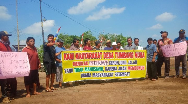 Aksi sejumlah masyarakat Desa Tumbang Nusa Kecamatan Jabiren Raya Kabupaten Pulang Pisau menolak adanya proyek pekerjaan bronjong di wilayah mereka. 1