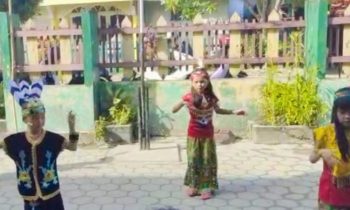 Aksi siswa siswi SDN 5 Baamang Hilir pada cibulok di bulan kemerdekaan RI, Senin 14 Agustus 2023.