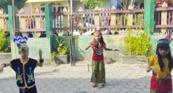 Aksi siswa siswi SDN 5 Baamang Hilir pada cibulok di bulan kemerdekaan RI, Senin 14 Agustus 2023.