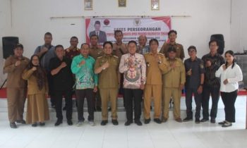 Anggota DPRD Kalteng yang juga Bupati Katingan dua periode Duwel Rawing foto bersama warga Kecamatan Kamipang saat reses si daerah tersebut.