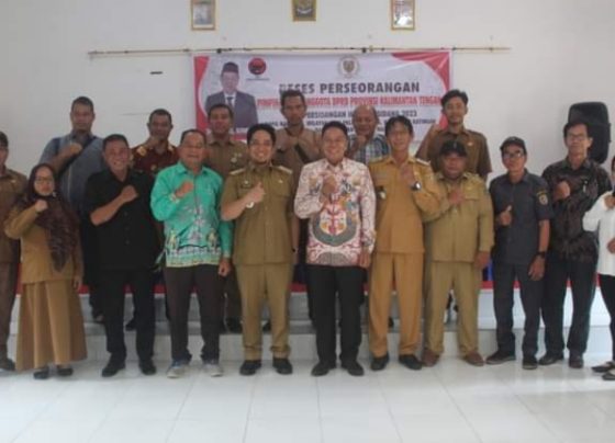 Anggota DPRD Kalteng yang juga Bupati Katingan dua periode Duwel Rawing foto bersama warga Kecamatan Kamipang saat reses si daerah tersebut.
