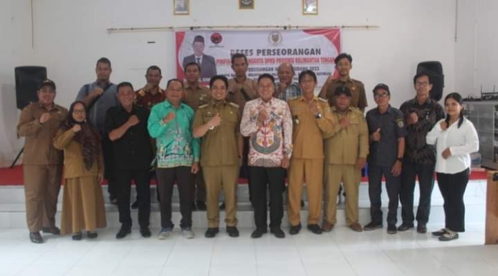 Anggota DPRD Kalteng yang juga Bupati Katingan dua periode Duwel Rawing foto bersama warga Kecamatan Kamipang saat reses si daerah tersebut.