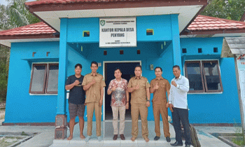 Anggota DPRD Kotim Dapil V, Rimbun tiga dari kiri saat mengunjungi Desa Penyang pada masa reses selama 6 hari sejak 24 Juli 2023.