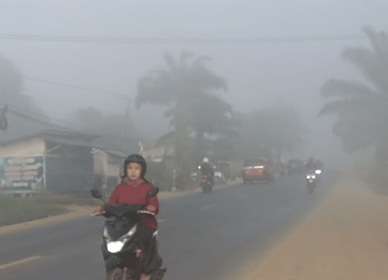 Asap Karhutla menyebabkan jarak panda terbatas di Jalan Jenderal Sudirman Km 3, Sampit, Rabu pukul 06.00 WIB, 16 Agustus 2023.