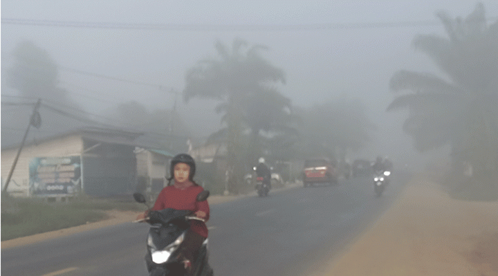 Asap Karhutla menyebabkan jarak panda terbatas di Jalan Jenderal Sudirman Km 3, Sampit, Rabu pukul 06.00 WIB, 16 Agustus 2023.