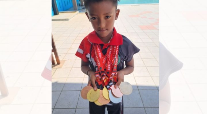 Atlet renang asal Kotim saat memperlihatkan perolehan medali dalam ajang O2SN tingkat Kalteng pada 7 10 Agustus 2023