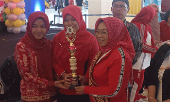 Bunda PAUD Kotim, Khairiah Halikinnor paling kanan menyerahkan trofi pada puncak peringatan Hari Anak Nasional dan Hari Keluarga Nasional 2023, Sabtu, 12 Agustus 2023.