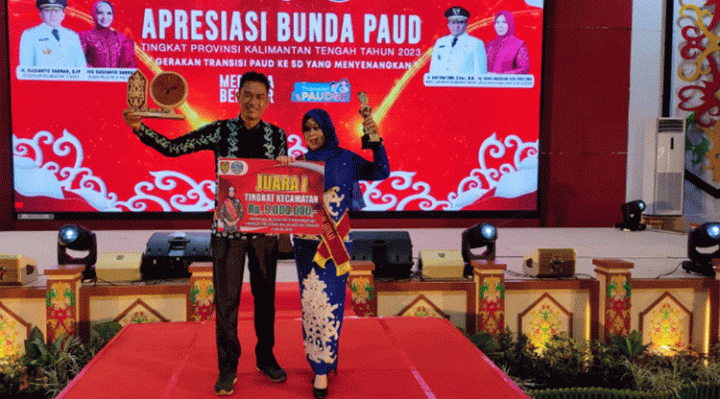 Bunda PAUD Mentaya Hulu, Gita Anggraini saat mengikuti ajang apresiasi Bunda PAUD tingkat Provinsi Kalteng didampingi suami yang merupakan Camat Mentaya Hulu, Oktav Pahlevi.