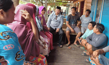 Bupati Kotawaringin Timur Halikinnor menyampaikan bantuan korban kebakaran di Kota Besi, Sabtu, 26 Agustus 2023.