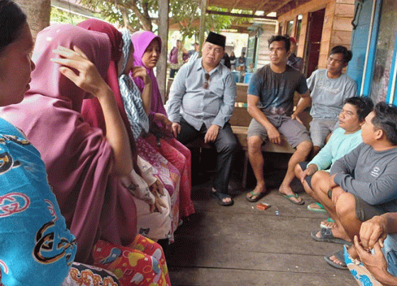 Bupati Kotawaringin Timur Halikinnor menyampaikan bantuan korban kebakaran di Kota Besi, Sabtu, 26 Agustus 2023.