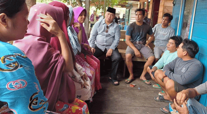 Bupati Kotawaringin Timur Halikinnor menyampaikan bantuan korban kebakaran di Kota Besi, Sabtu, 26 Agustus 2023.