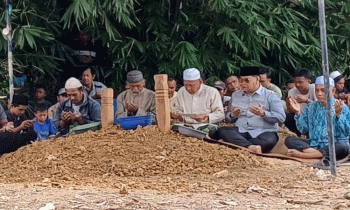 Bupati Kotawaringin Timur Halikinnor saat mengunjungi pemakaman Kevin, korban meninggal saat kebakaran di Kecamatan Kota besi, Sabtu, 26 Agustus 2023.