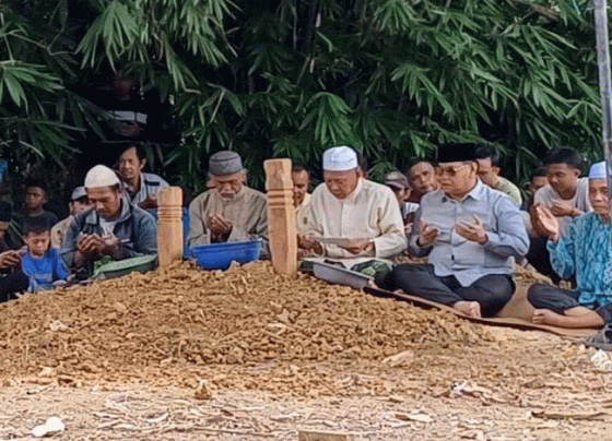 Bupati Kotawaringin Timur Halikinnor saat mengunjungi pemakaman Kevin, korban meninggal saat kebakaran di Kecamatan Kota besi, Sabtu, 26 Agustus 2023.