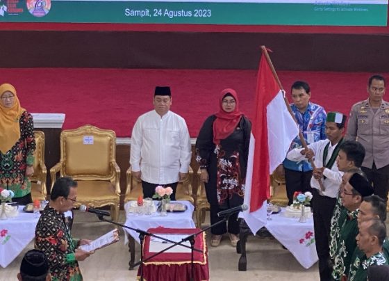 Bupati Kotim Halikinnor, Wabup Kotim Irawati dan Sekda Kotim Fajrurahman saat pelantikan KAHMI di aula rumah jabatan bupati, Kamis, 24 Agustus 2023.