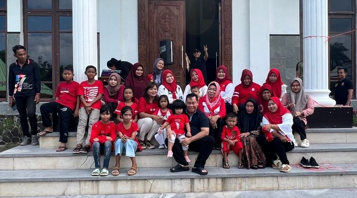 Bupati Kotim Halikinnor berfoto bersama dengan keluarga besar rumah jabatan, Jumat, 18 Agustus 2023.