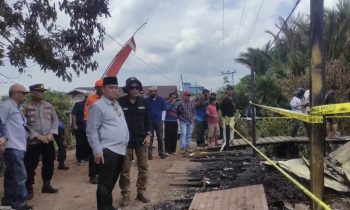Bupati Kotim Halikinnor bersama dengan camat setempat saat meninjau lokasi kebakaran rumah warga di Kecamatan Kota Besi, Sabtu, 26 Agustus 2023.