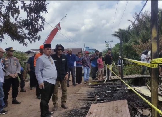 Bupati Kotim Halikinnor bersama dengan camat setempat saat meninjau lokasi kebakaran rumah warga di Kecamatan Kota Besi, Sabtu, 26 Agustus 2023.