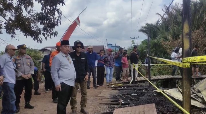 Bupati Kotim Halikinnor bersama dengan camat setempat saat meninjau lokasi kebakaran rumah warga di Kecamatan Kota Besi, Sabtu, 26 Agustus 2023.