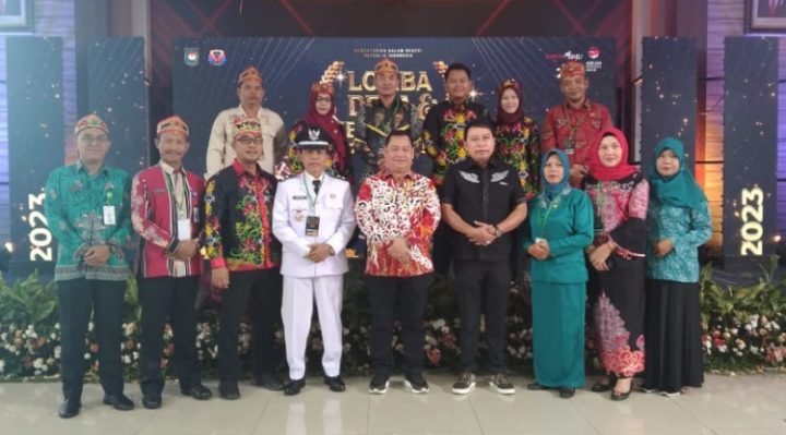 Bupati Kotim Halikinnor dan Sekda Kotim Fajrurrahman mendampingi Kelurahan Ketapang tanya jawab di lomba tingkat nasional Kemendagri.