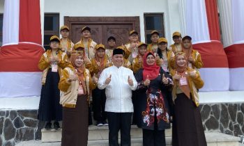 Bupati Kotim Halikinnor dan Wakil Bupati Kotim Irawati saat berfoto bersama dengan anak anak Ucmas Sempoa Sampit, Kamia, 24 Agustus 2023.