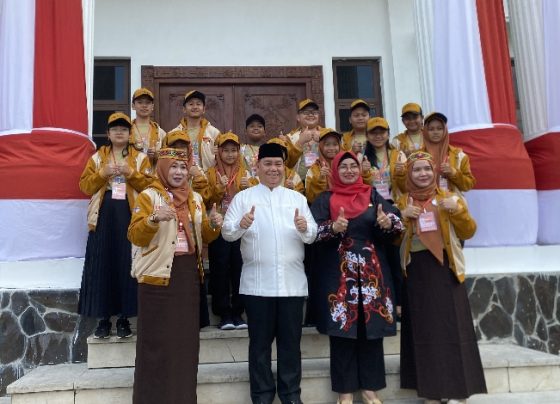 Bupati Kotim Halikinnor dan Wakil Bupati Kotim Irawati saat berfoto bersama dengan anak anak Ucmas Sempoa Sampit, Kamia, 24 Agustus 2023.