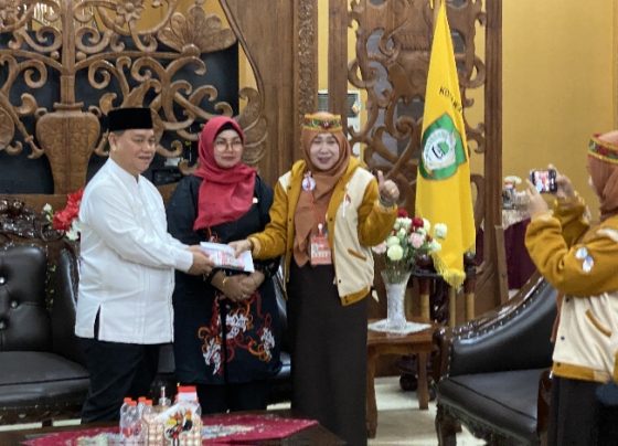 Bupati Kotim Halikinnor dan Wakil Bupati Kotim saat menyerahkan bantuan dana ke Ucmas Sempoa, Kamis, 24 Agustus 2023.