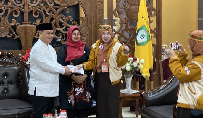 Bupati Kotim Halikinnor dan Wakil Bupati Kotim saat menyerahkan bantuan dana ke Ucmas Sempoa, Kamis, 24 Agustus 2023.