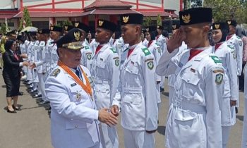 Bupati Kotim Halikinnor dan jajarannya menyalami para anggota paskibraka Kotim di Stadion 29 Nopember, Kamis 17 Agustus 2023.