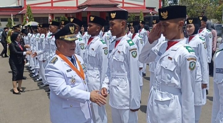 Bupati Kotim Halikinnor dan jajarannya menyalami para anggota paskibraka Kotim di Stadion 29 Nopember, Kamis 17 Agustus 2023.