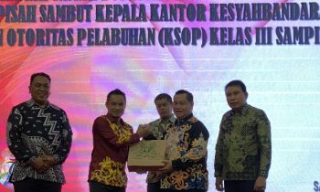 Bupati Kotim Halikinnor didampingi Sekda Kotim Fajrurahman saat menyerahkan cendera mata untuk Kepala KSOP Sampit Miftakhul Hudi yang pindah tugas.
