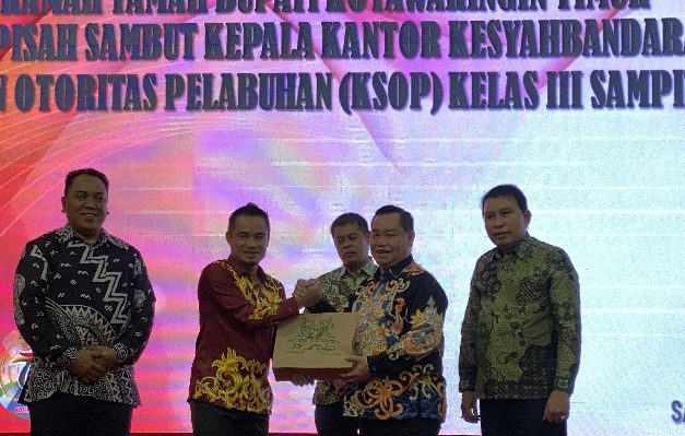 Bupati Kotim Halikinnor didampingi Sekda Kotim Fajrurahman saat menyerahkan cendera mata untuk Kepala KSOP Sampit Miftakhul Hudi yang pindah tugas.