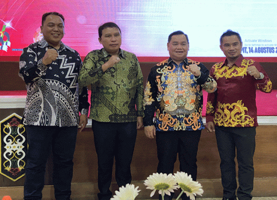 Bupati Kotim Halikinnor didampingi Sekretaris Daerah Fajrurrahman foto bersama dengan Kepala KSOP yang lama (kanan) dan Kepala KDOP yang baru (kiri).