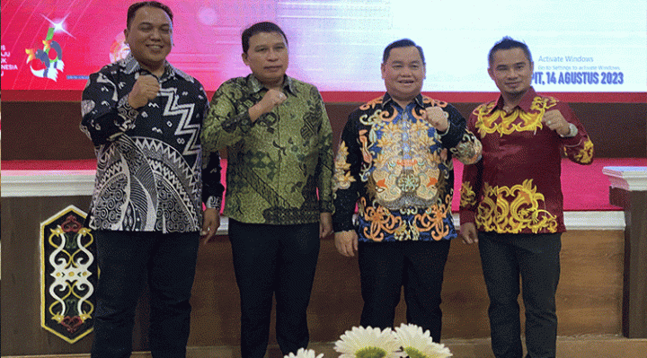 Bupati Kotim Halikinnor didampingi Sekretaris Daerah Fajrurrahman foto bersama dengan Kepala KSOP yang lama (kanan) dan Kepala KDOP yang baru (kiri).