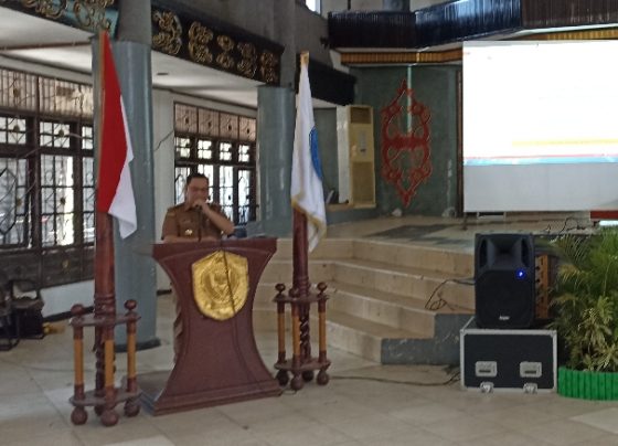 Bupati Kotim, Halikinnor menyampaikan sambutan pada seminar IKM oleh MKKS Mentaya Hagatang di Gedung Serbaguna Sampit, Selasa 8 Agustus 2023