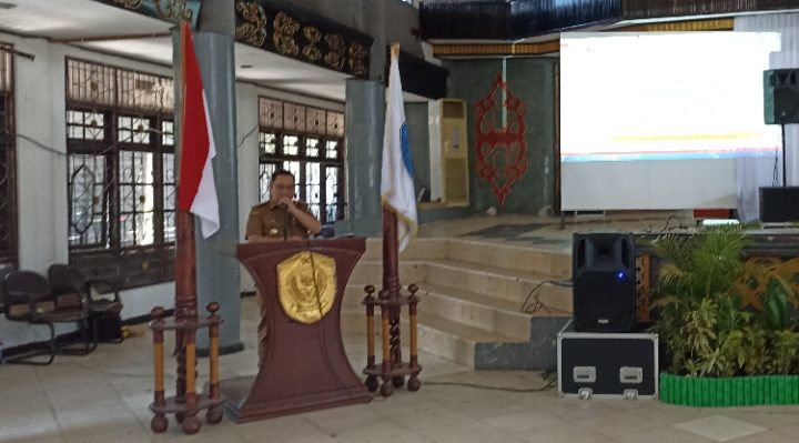 Bupati Kotim, Halikinnor menyampaikan sambutan pada seminar IKM oleh MKKS Mentaya Hagatang di Gedung Serbaguna Sampit, Selasa 8 Agustus 2023