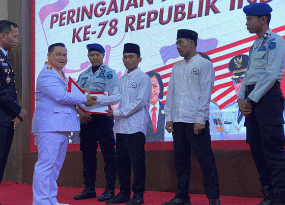 Bupati Kotim Halikinnor menyerahkan remisi didampingi Kepala Lapas Sampit Agung di rumah jabatan Bupati, Kamis, 17 Agustus 2023.