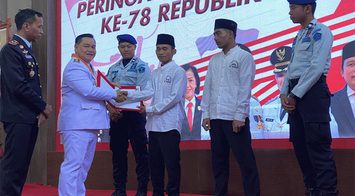 Bupati Kotim Halikinnor menyerahkan remisi didampingi Kepala Lapas Sampit Agung di rumah jabatan Bupati, Kamis, 17 Agustus 2023.