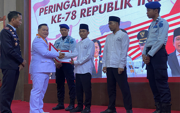 Serahkan Remisi WBP Lapas Sampit, Halikinnor: Agar Jadi Motivasi untuk Lebih Baik