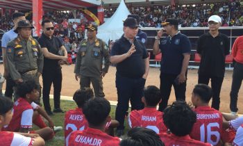 Bupati Kotim, Halikinnor saat memberikan motivasi kepada pemain tim sepak bola Kotim, Jumat 4 Agustus 2023
